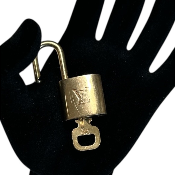 Louis Vuitton Luxurious Gold Lock and Key #318 - Picture 3 of 3